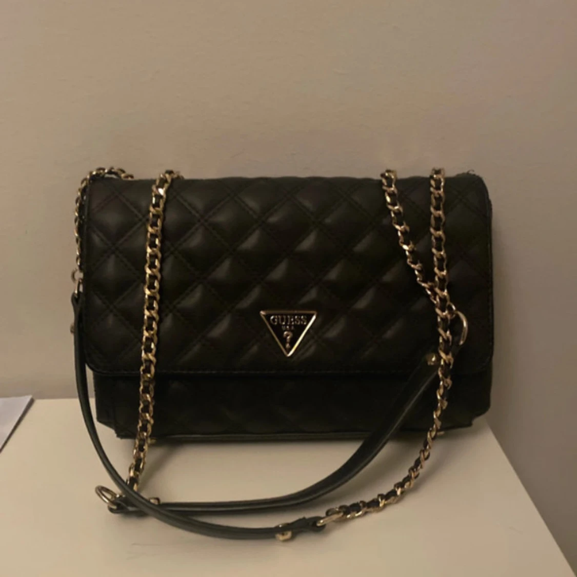 Svart axelväska från Guess - 1