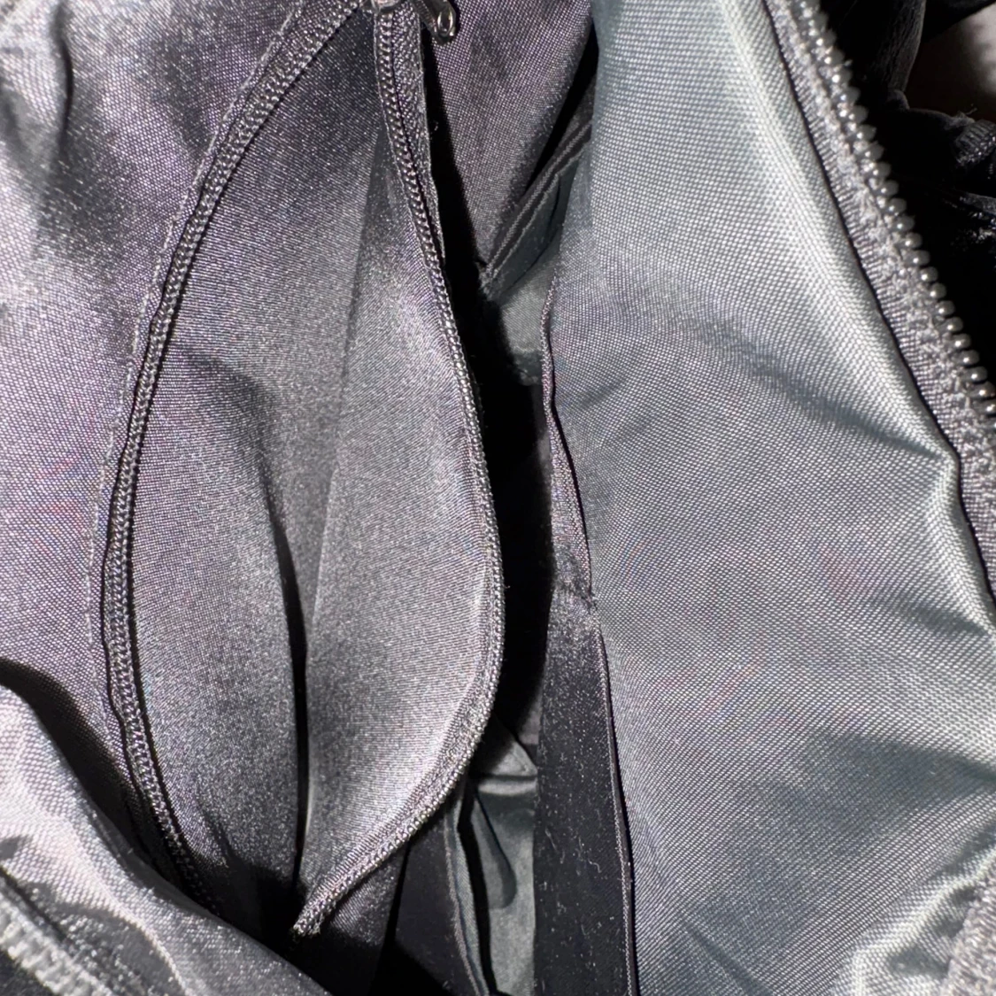 Svart axelväska med hjärtdetaljer - 1