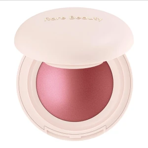 Truth Powder Blush från Rare Beauty - Säljer en Truth Powder Blush från Rare Beauty. Den har en vacker rosa nyans och kommer i en rund, kompakt förpackning med inbyggd spegel. Perfekt för att ge kinderna en naturlig och fräsch look. Den är endast provad 1 gång🥰 säljer då jag har två ❣️