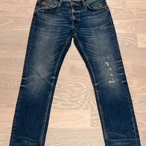 Nudie Jeans - .Säljer mina feta Nudies då de aldrig rikitgt kommit till användning. De är i sjukt bra skick och har feta slitningar både fram och bak. Hör av er vid frågor!