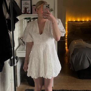 Studentklänning med puffärmar  - Säljer denna klänning i storlek S i oanvänt skick dà det var tänkt att bli studentklänning men hittade en annan. Pả vänster sidan finns en dragkedja. Jag är 168cm och har även klänningen i M dà jag var osäker på storlek. Har ni frågor eller vill ha fler bilder hör bara av er😊