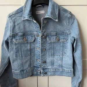 Ljusblå jeansjacka från Gina Tricot - En jeansjacka från Ginatricot i storlek XS. Aldrig använd och har inga fläckar eller märken. Kan skicka fler bilder om önskas!