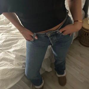 Jeans från Zara - Storlek 38 men sitter mer som 36. Bra längd på mig som är 172. 
