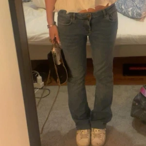 Blå jeansbyxor - Snygga blå jeansmed en klassisk design. De har en lågmidjad passform och bootcut. Perfekta för en avslappnad stil. Från zara i storlek 38 och avklippta så passar 165!