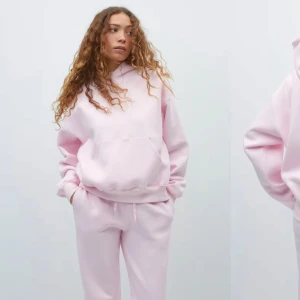 Rosa hoodie - Säljer min rosa hoodie som är använd max 5ggr, den har fläckar längst ut på ärmarna som ej går bort, de syns inte så mycket men finns ändå där 