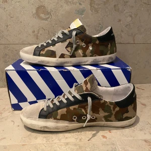 Camouflage Golden Goose - Tjena! Säljer nu ett par sjukt snygga skor från Golden Goose! Skorna är använda några gånger men är ett sjukt bra skick! Hör gärna av er för eventuella frågor. (Öppen för byten)
