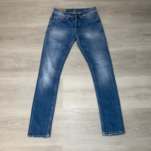 Dondup George storlek W31. - Feta Jeans från Dondup. Model namn George. Mycket bra skick. Snygg tvätt. Storlek W31 L31. Hör av er om det är någonting ni undrar. Ny pris är ca 2500. 