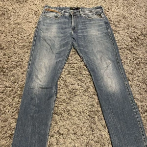 Blå jeans från Replay - Snygga blå jeans från Replay i modellen Anbass. De har en bekväm passform. Väldigt bra skick.
