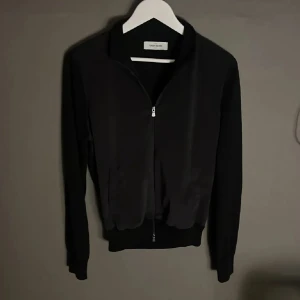 Gran sasso cardigan - Det skön gran sasso cardigan i storlek 46 som motsvarar S. Skick 9/10 då den endast är använd ett fåtal gånger. Nypris är 5400kr