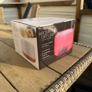 Aroma Diffuser Life of Leisure luftfuktare luftrengörare - Aroma Diffuser med ultraljudsatomisering för aromaterapi och luftfuktning. Den har en färgglad lampa och renar luften. Perfekt för att skapa en avkopplande atmosfär hemma.