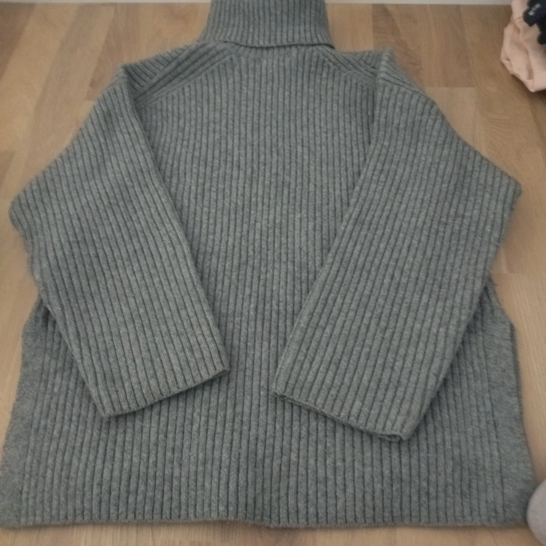 Grå ribbad polotröja