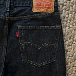  Levi's Jeans  - Snygga svarta Levi's 514 jeans med klassisk design och fem fickor. De har en rak passform och är tillverkade i slitstarkt denim. Perfekta för en stilren look. Byxorna sitter bra på skorna! Perfekt passform. 