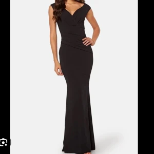 Svart långklänning - Elegant svart långklänning med v-ringad hals och figurnära passform. Perfekt för en stilfull kväll. Köptes för 800 kr. I pass formen är den xs men i längden skulle jag nog säga S.