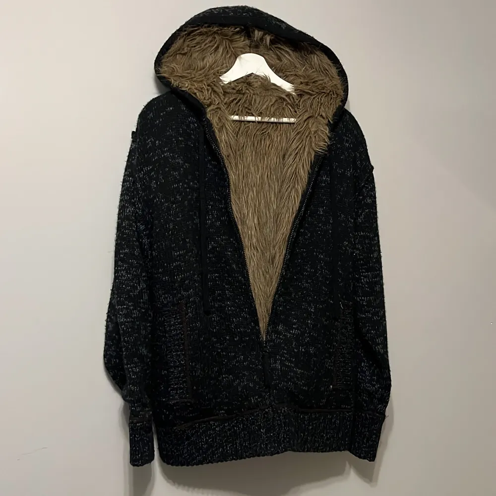 Skön zip cardigan m päls inuti. Kan nog passa både S och M. Neuleet.