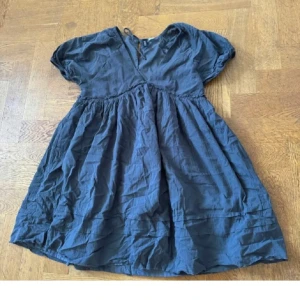 Klänning - Super gullig klänning från H&M. Krinklat material och en mörkgrå färg. 💕 (Behöver kanske strykas.) 