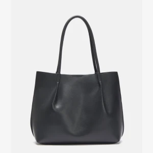 Svart axelväska - Snygg och stilren svart axelväska med enkel design