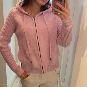 Ljusrosa stickad hoodie - Mysig ljusrosa stickad hoodie med dragkedja och huva..