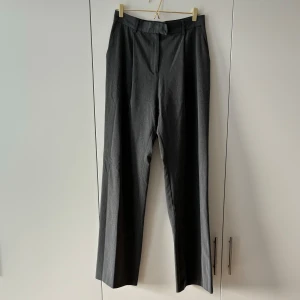 Grå kostymbyxor TALL från Djerf Avenue - Snygga grå kostymbyxor från Djerf Avenue i storlek M och längden TALL. Byxorna har en hög midja och funkar verkligen till allt. Perfekta för dig som är lite längre <3