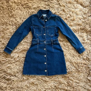 Mörk jeansklänning med knappar - M jeansklänning med långa ärmar och knappar framtill. Nyskick, använd få ggr.