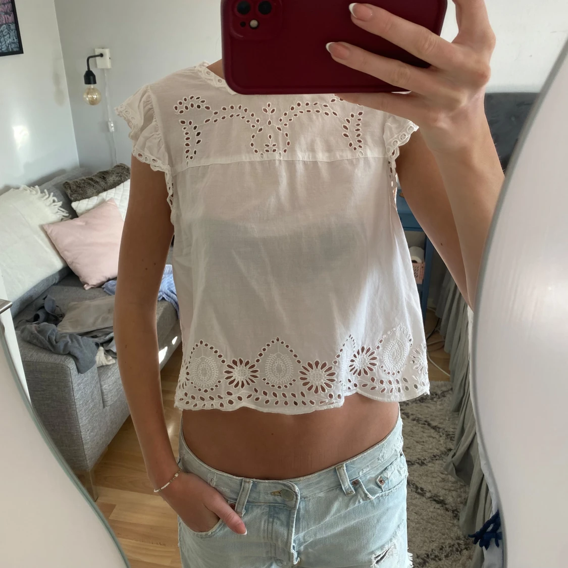 Vit blus med spetsdetaljer - 1