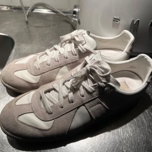 Maison margiela gats vita - Maison margiela vita sneaker, storlek 44 så passar 43-44. Skicket är mycket bra, man ser att dem inte är helt nya men ger ett fräsch intryck. Kan byta mot andra gats. Hör av vid frågor😊