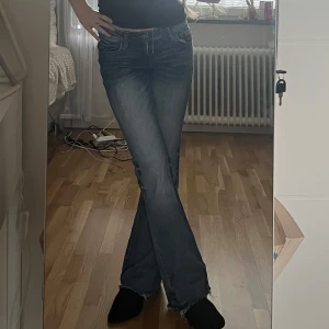 Blå bootcut jeans - Snygga blå bootcut jeans med låg midja och  femficksdesign.  Jeansen har en lätt tvättad look. Dessa är ifrån H&M. Mått osv finns i deras hemsida🥰.
