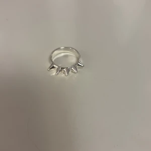 Silvrig peak ring  - Aldrig använd, stl: M typ. Skriv om frågor.💞