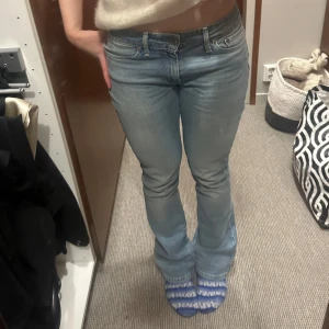 Ljusblå bootcut jeans - Säljer ett par ljusblå Levi's jeans i bootcut-stil. De har en klassisk femficksdesign och är tillverkade i jeansmaterial. Perfekta för en avslappnad look.