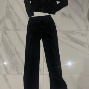 Juicy Set - Säljer nu juicy settet då det aldrig kommer till användning. Storlek XS i byxor och S i koftan. Äkta från deras hemsida, köpta för 1 600 ungefär och säljer dem för 350kr. Kan tänka mig gå ner till 300kr!! 