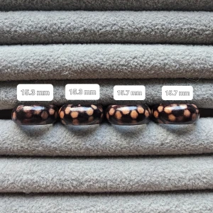 Leopardmönstrade ringar - Snygga leopardmönstrade ringar med en bredd på cirka 15.7 mm. Perfekta för att ge en djärv touch till din stil. Passar bra för både vardag och speciella tillfällen. Materialet är trä