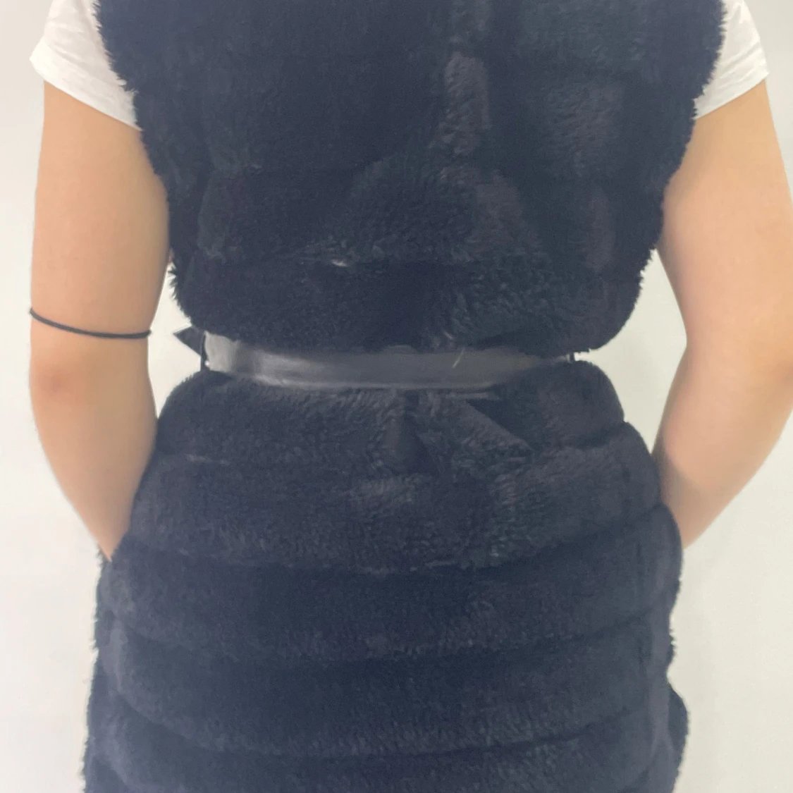 Svart pälsväst med bälte - 3