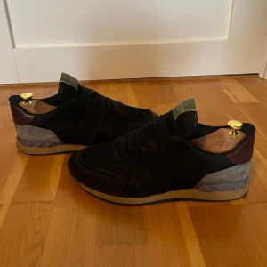 Valentino rockrunners - Snygga svarta Valentino rockrunners. Skicket o bra med knappt några defekter förutom på insidan av båda skorna där det är ett litet hål som ej syns när man har på dem. Skriv om ni vill ha mer bilder på det eller något annat👍🏼