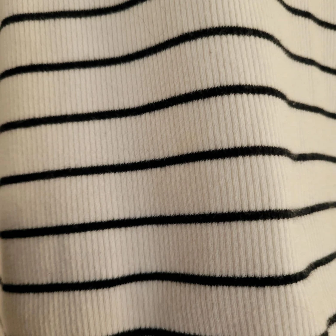 Vit och svart randig tröja - 1