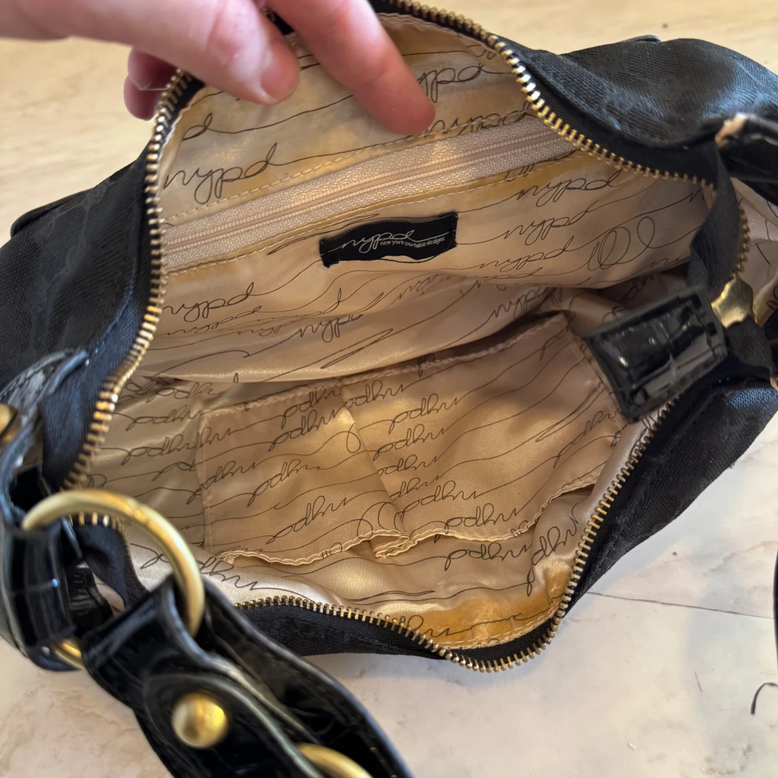 Svart axelväska med gulddetaljer - 4