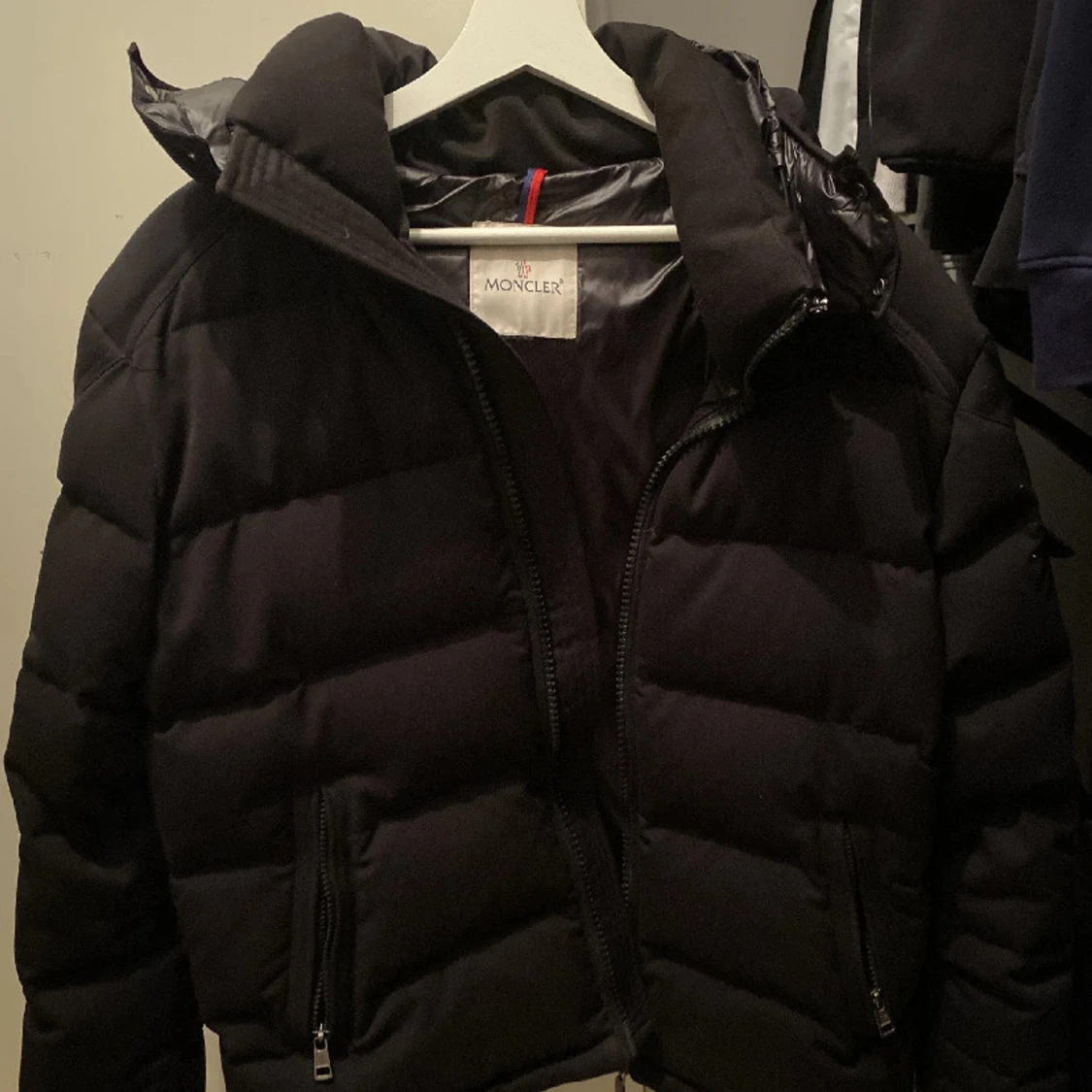 Svart dunjacka från Moncler
