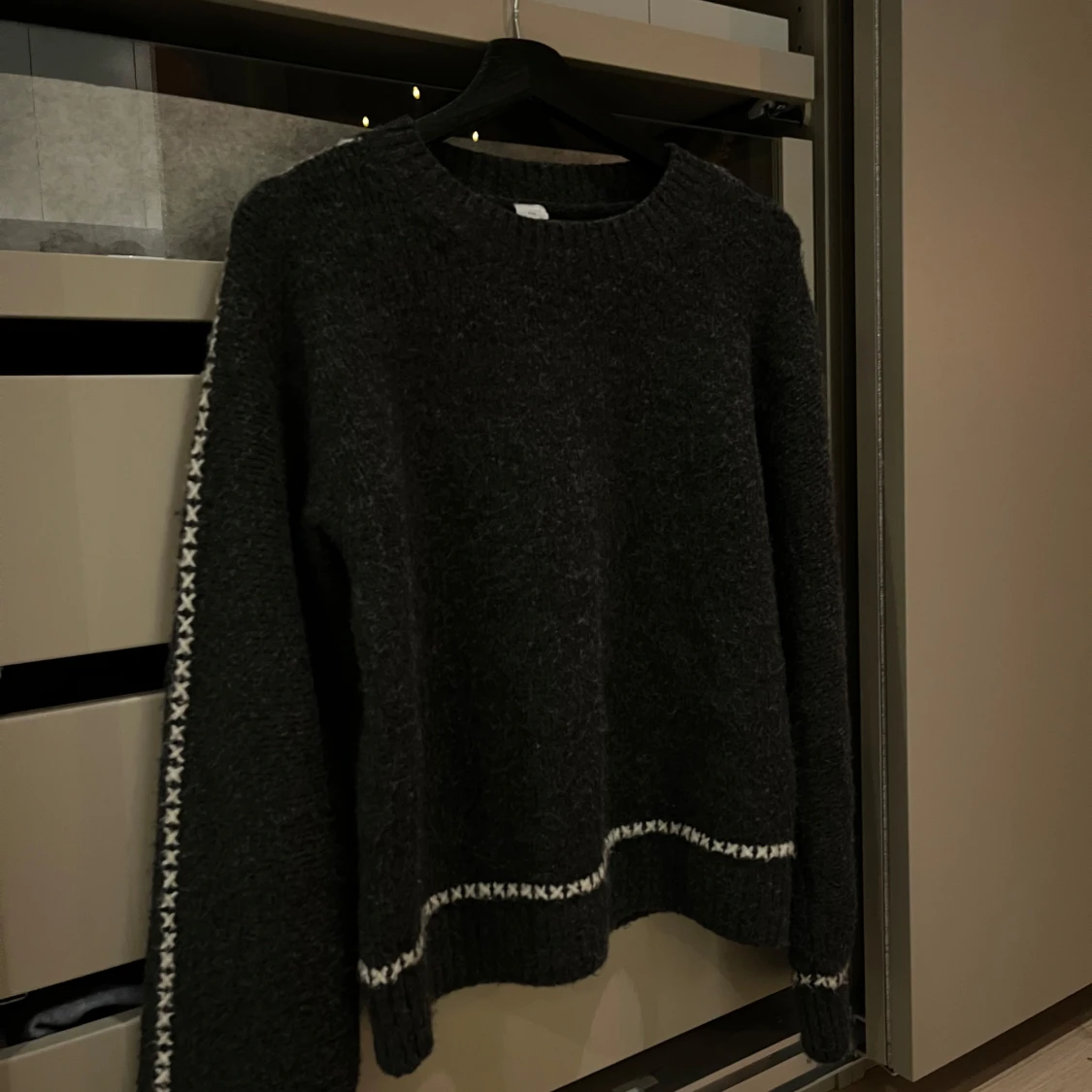 Mörkgrå stickad tröja med mönster - 1