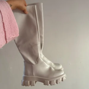 Nakd stövlar - Helt oanvända, går upp till precis nedanför knäna. 