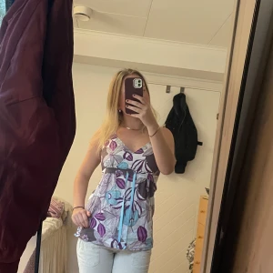 Söt topp från Esprit - Säljer en jätte jätte fin topp som man knyter runt nacken och det går även att knyta den hårdare i midjan. Den är från esprit men köpt på Vinted och är i jätte bra skick. Säljer då jag inte känner att den är riktigt min stil. Jag förstår inte riktigt storleken men jag har vanligt vis S och sitter som den gör på bilderna. Skriv vid funderingar.