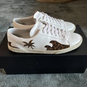 Saint Laurent skor - Hej, säljer nu ett par riktigt feta och unika Saint Laurent skor i storlek 40. Dom är i riktigt bra skick och allt og förutom dustbag med följer. Det är dom perfekta vår skorna för dig som vill ha ett par skor som ingen annan har. Vid frågor och funderingar är det bara att höra av sig.