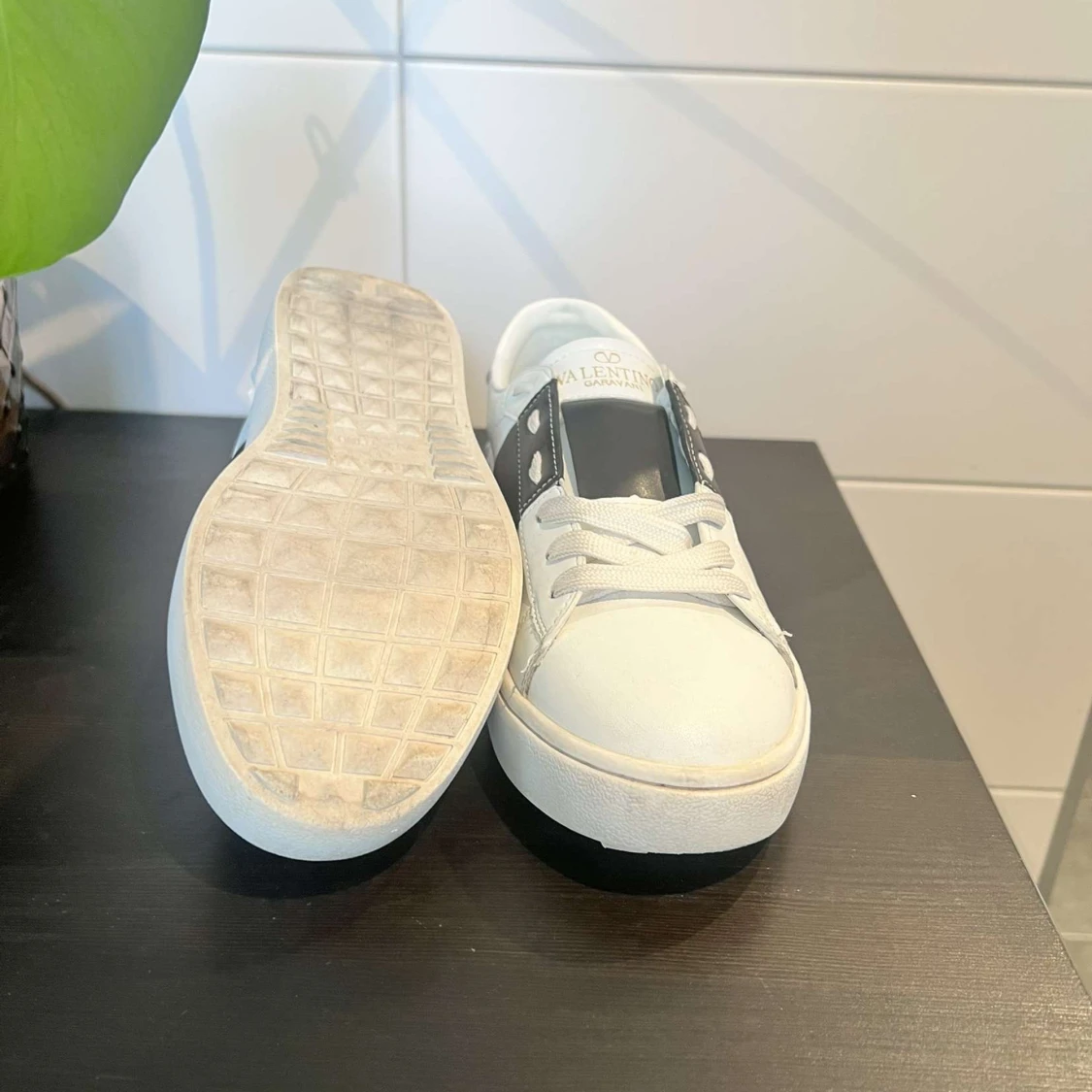 vita sneakers med svart rand - 3