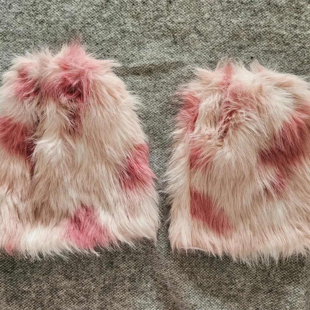 Helt nytt. Klänning + jacka + benvärmare + basker ingår. Klänningen och jackan är märkt storlek M men uppskattar att det passar XS-S bäst. Möjligtvis en liten M pga shirring i ryggen. Provdockan som klänningen och jackan sitter på representerar en storlek S.. Mekot.