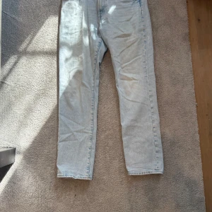 Ljusblå jeansbyxor - Snygga ljusblå jeansbyxor med en klassisk straight passform. Perfekta för en avslappnad stil. De har en midwaist design och är tillverkade i jeansmaterial. Passar bra till både sneakers och kängor.