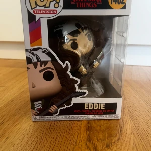 Funko Pop! Stranger Things Figurer - Säljer två Funko Pop! figurer från Stranger Things: Eddie (#1462) [SOLD] och Vecna (#1540). Perfekta för samlare eller fans av serien. Figurerna är i sina originalförpackningar med tydliga fönster för visning. Ett måste för alla Stranger Things-entusiaster!  200kr/st