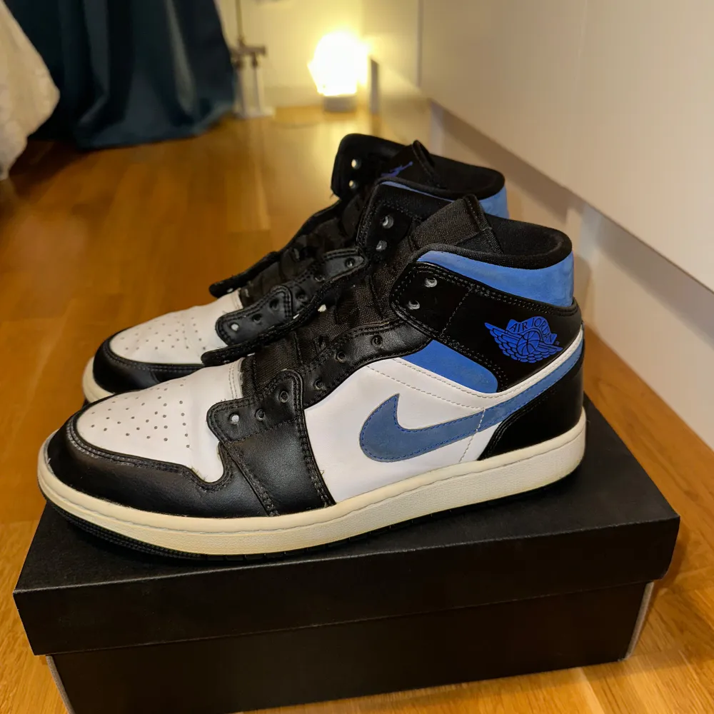 Super snygga Air Jordans 1. Använt ett par gånger så det finns vissa ställen där det finns creases men annars är skon äkta och i rätt bra skick. Låda och snören medföljer. Pris kan diskuteras! . Kengät.