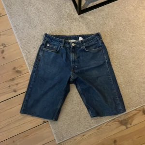 Baggy jeans shorts från H&M - Jeans från hm omsydda till shorts. Omställbar midja. Skicka meddelande för mått. 
