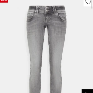 Grå jeansbyxor - Säljer mina Pepe jeans💕💕 jag är runt 165cm å de passar mig perfekt i längden dock så har jag klippt dem💕 ja vet inte riktigt vad storleken är men ja brukar ha S-M i jeans å de sitter lite stort men de funkar. Jag har satt in ett sko snöre i midjan så man kan göra de lite mindre i midjan och de syns inte ut på nåt sett💕