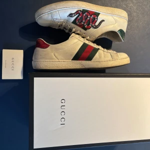 Gucci ace  - Jag säljer dessa skit feta Gucci ace skor med ormen på, skorna passar till allt och är perfekta nu till våren och sommaren samt hösten. Priset är inte hugget i sten. om ni har några funderingar är det bara att höra av sig!