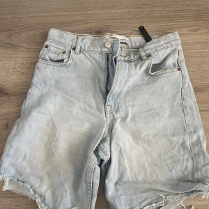 Ljusa jeansshorts från Zara - Snygga ljusa jeansshorts från Zara med en avslappnad look. De har en klassisk femficksdesign och fransiga kanter för en trendig stil. Perfekta för varma sommardagar!