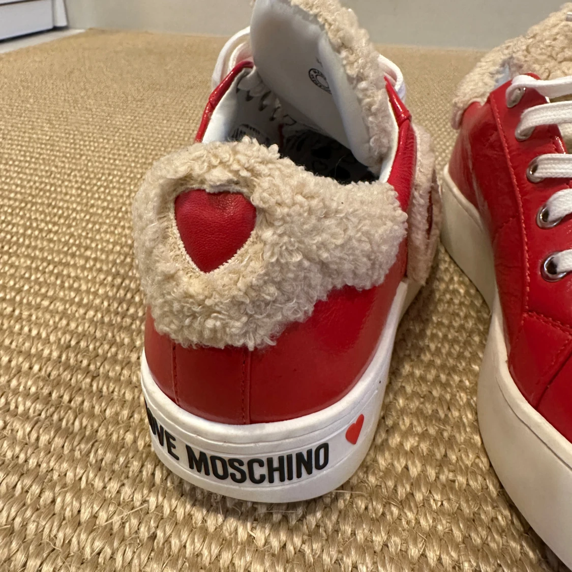 Röda sneakers med hjärtdetalj från Love Moschino - 3