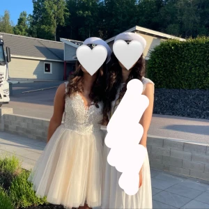 Studentklänning, nypris 280€ (pris diskuterbart) - Nypris 280€, inköpt i Litauen av en speciell sömmerska, så klänningen är unik och ingen kommer ha en likadan ;)  Klänningen har inbyggd bh, som lyfter bysten fint, oerhört fina detaljer på bl.a. rygg som man kan se på andra bilden. (Önskas fler bilder så kan man skriva)  Priset kan sänkas en aning men, den är endast använd till utspring och för att ta bilder hemma, annars hade jag en annan klänning, så den är som i nyskick:)  Om du undrar kring mått på mig, så är det bara att skriva:)